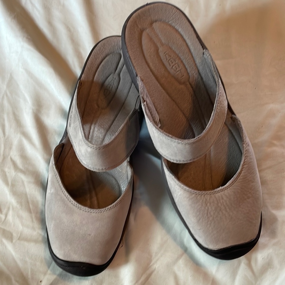 New Keen Saratoga sandals in “neutral gray” are ladies size 9.